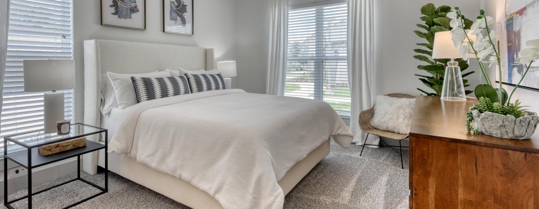 large, carpeted bedroom